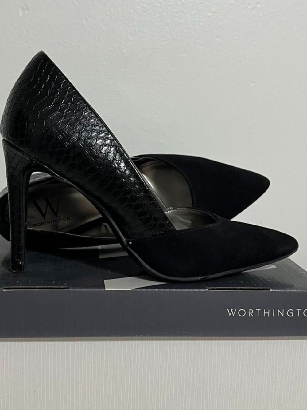 Size 6 black two-toned heel.